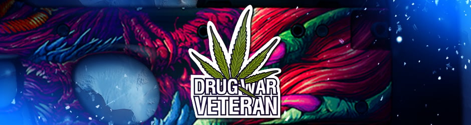 A imagem do adesivo do veterano da guerra às drogas CS2 apresenta um design quase todo branco, com um marcante acento verde de folha de cannabis e letras brancas delineadas para um toque exclusivo.